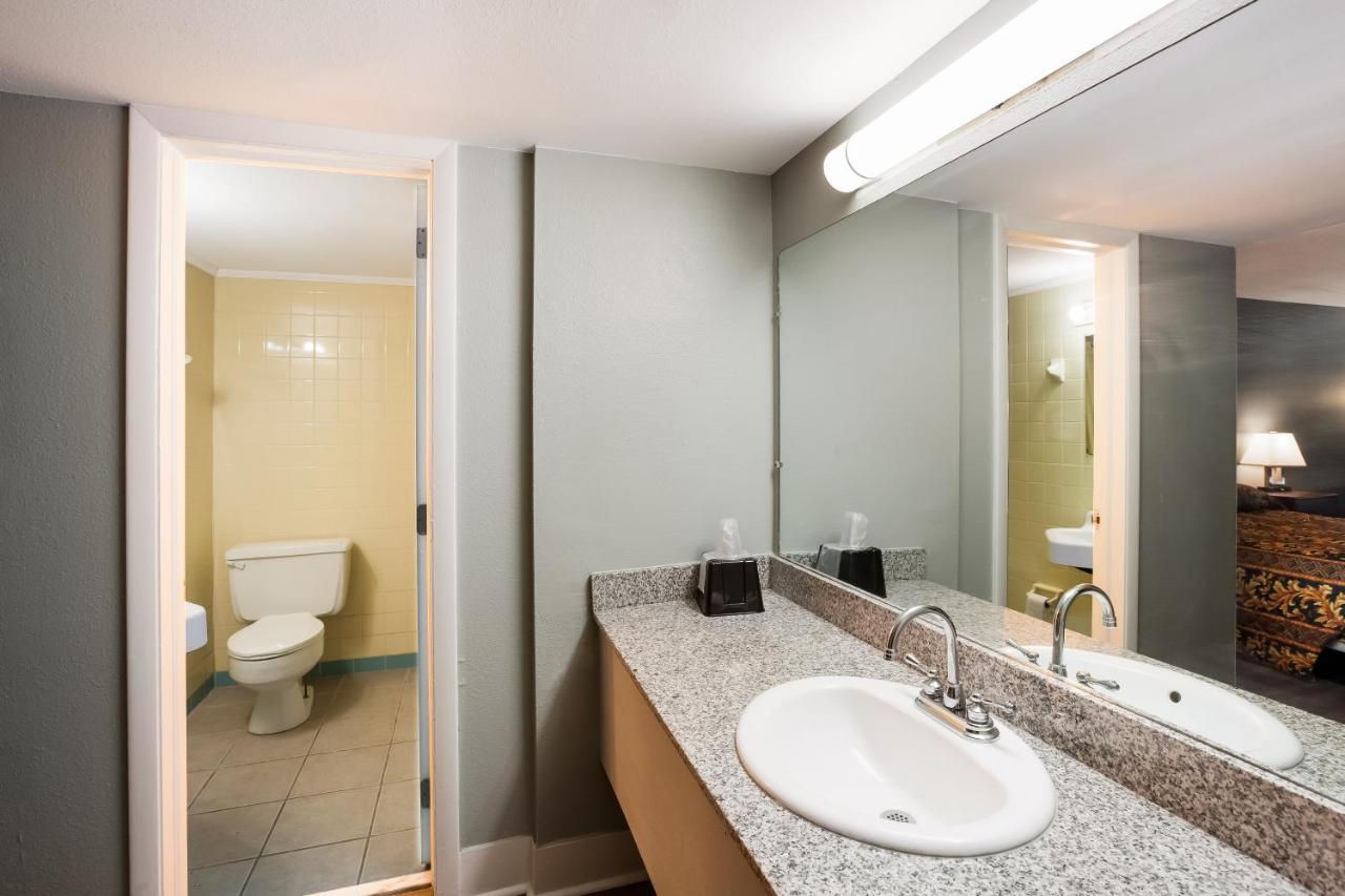 Knights Inn Fayetteville - Fort Bragg Екстер'єр фото